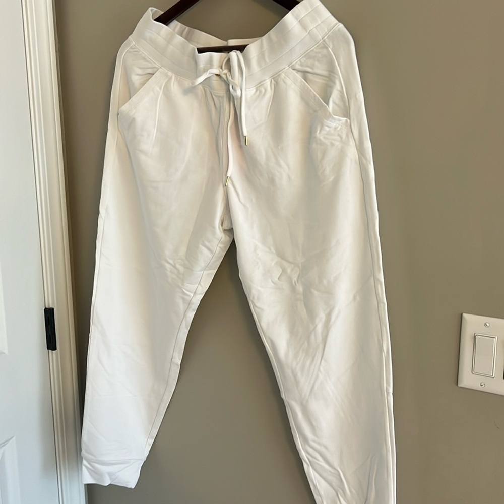 White NWT Lilly Pulitzer size large knit sweat pants.